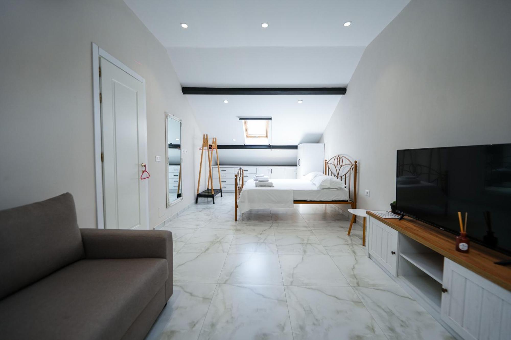 City Center Hideout - Studio Apartment Tirana Kültér fotó