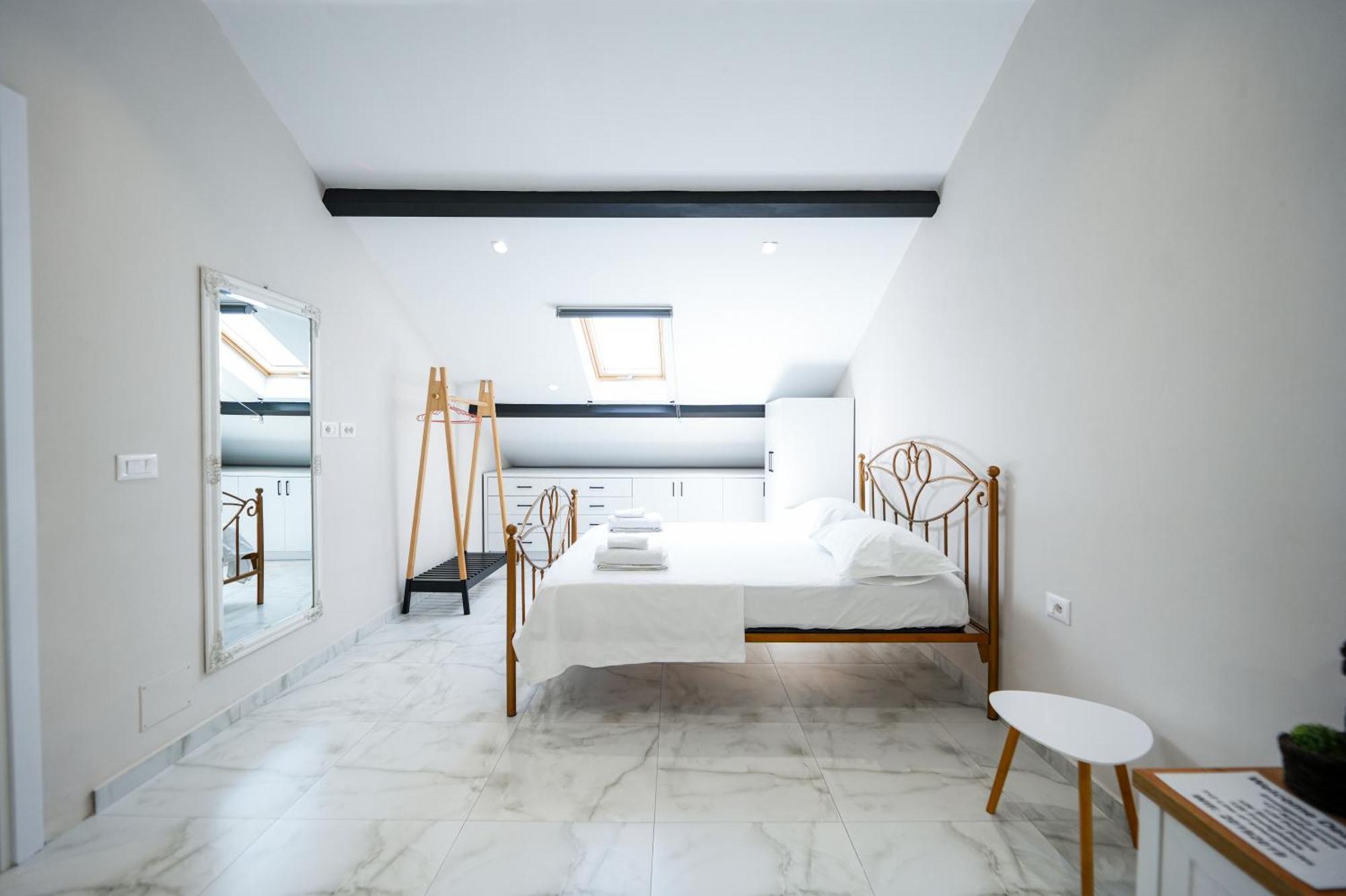 City Center Hideout - Studio Apartment Tirana Kültér fotó