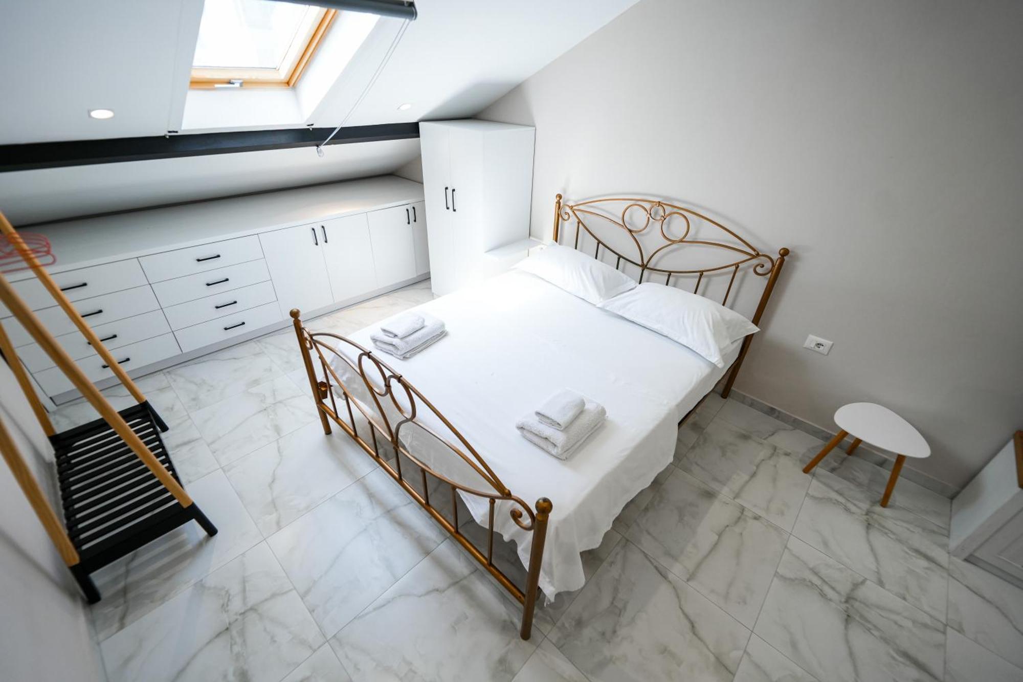 City Center Hideout - Studio Apartment Tirana Kültér fotó